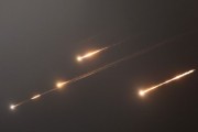 梦见小鸡伊朗以导弹齐射回应以色列的大规模袭击