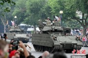 梦见小鸡美国纪念陆军成立250周年阅兵仪式在华盛顿举行